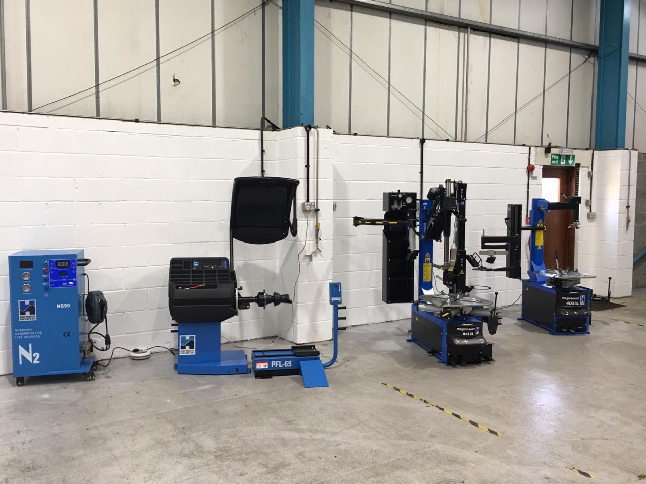 Full garage equipment installation including tyre changers and wheel balancer with One Weight Balance from Hofmann Megaplan.