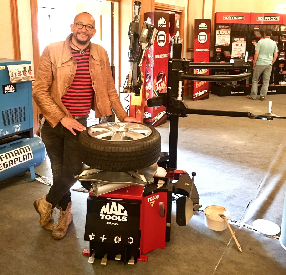 FUZZ TOWNSHEND WITH THE MAC TOOLS PRO TC500 TYRE CHANGER