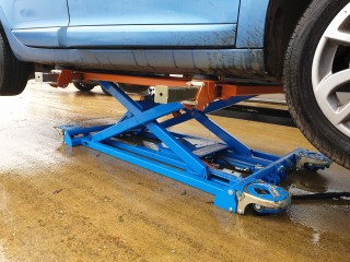 Cartar Portable Vehicle Lift - can you move vehicles around your body shop whilst it is on a lift?