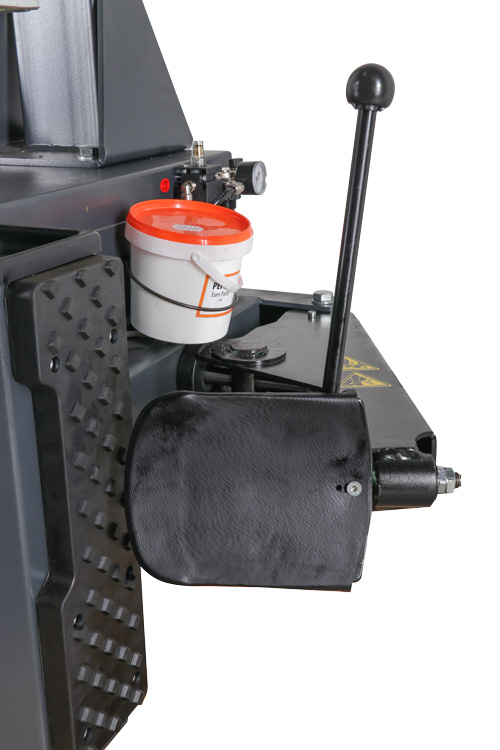 Powerful bead breaker (30800 N) cylinder force at 10 Bar, complete with shovel protector